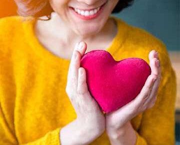 Mujer con corazón en sus manos, Proteger, guardianesdelrey.org