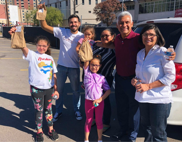 Repartiendo Provisiones en USA, guardianesdelrey.org